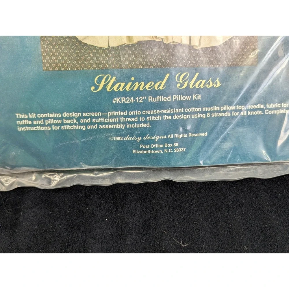 VTG 1982 Candlewicking Daisy Designs Stained Glass Ruffled Pillow Kit KR24-12 in